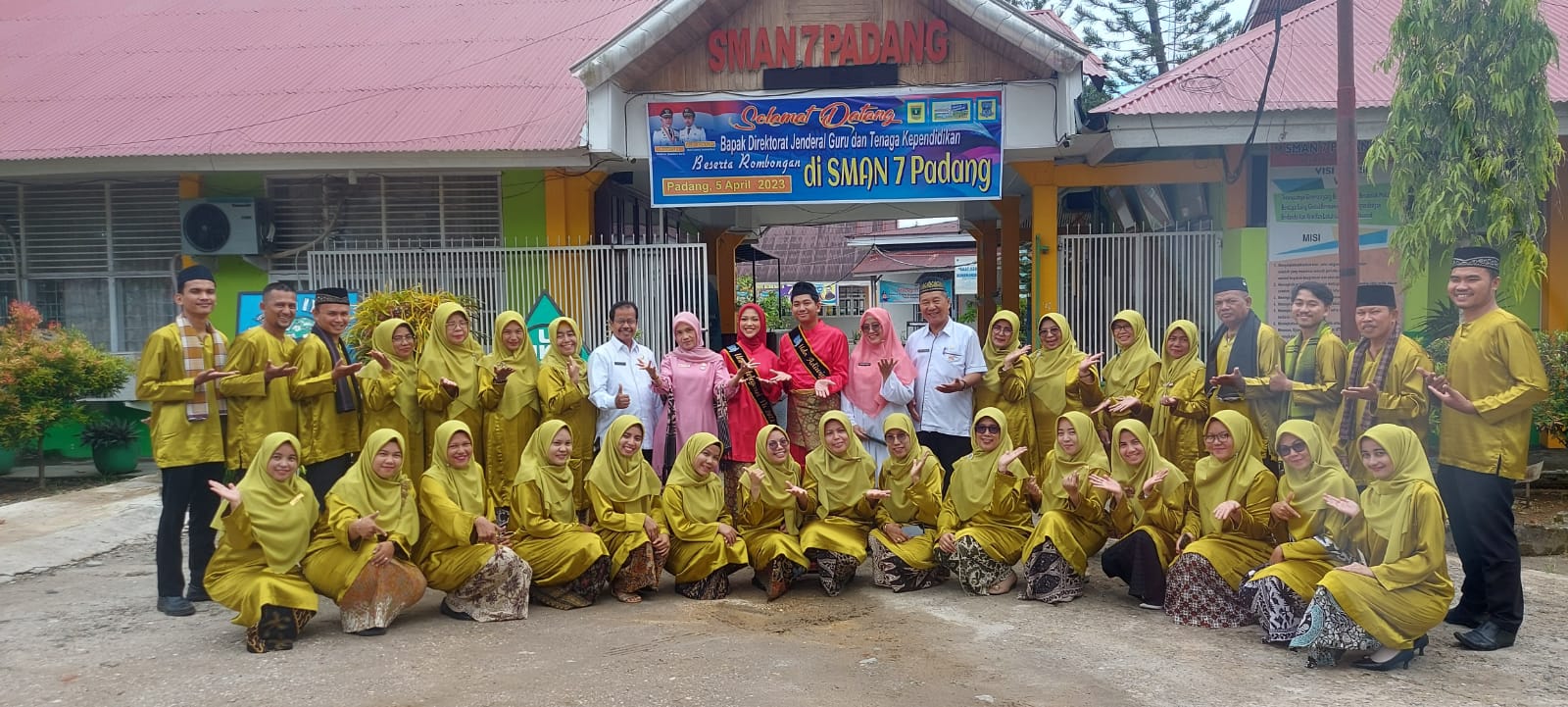 Kunjungan Direktur Guru Pendidikan Menengah ke SMAN 7 Padang Sharing Pelaksanaan Kurikulum Merdeka