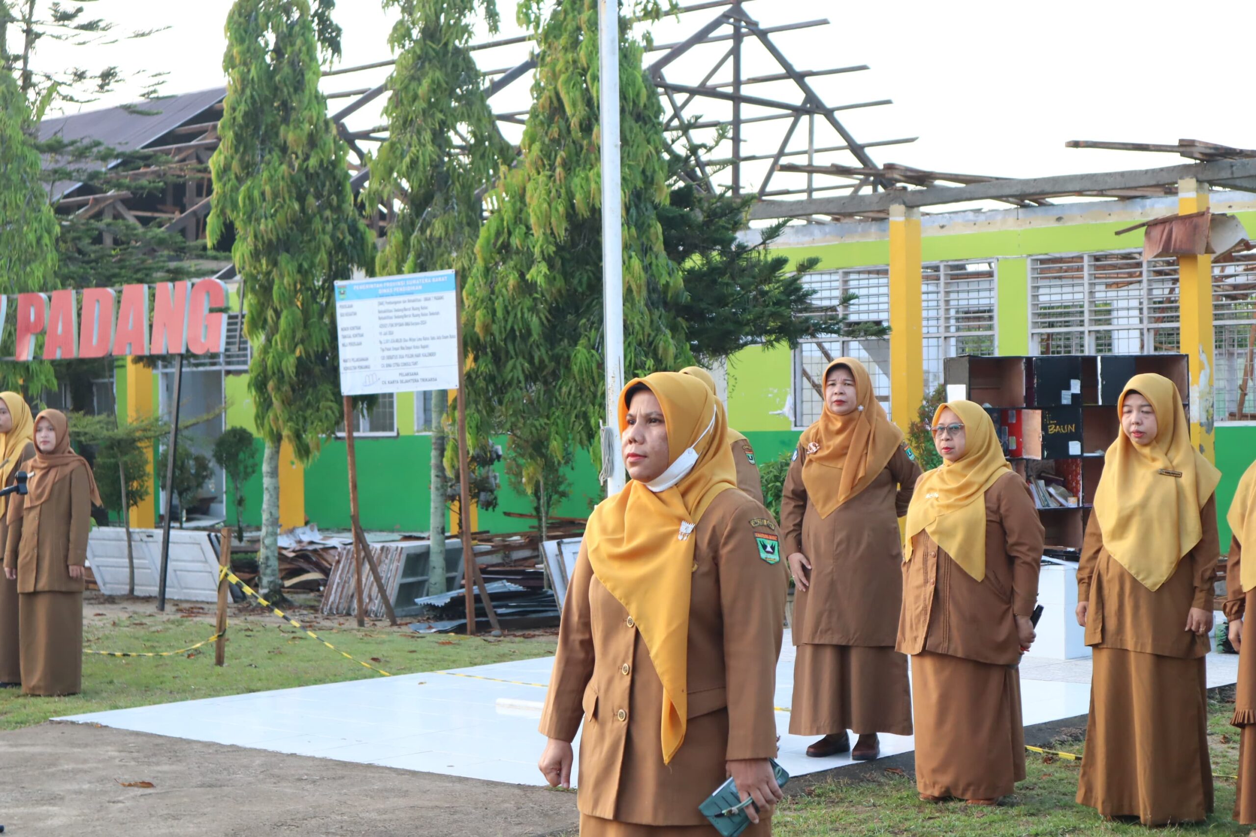 Kewaspadaan Terhadap Tawuran: Apel Pagi SMAN 7 Padang Bersama Ibu Teti Andriati, S.Pd