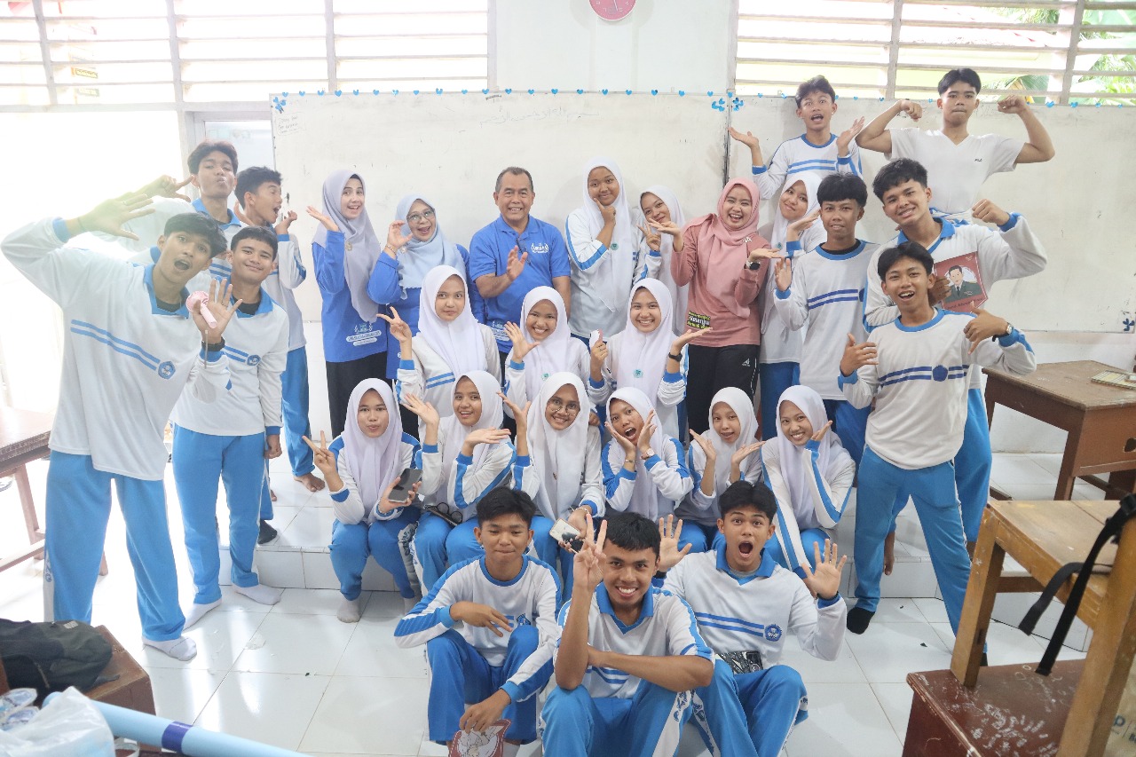 Semangat Hari Jumat : Senam Pagi, Gotong Royong, dan Dekorasi Kelas di SMAN 7 Padang Sambut HUT RI ke-80